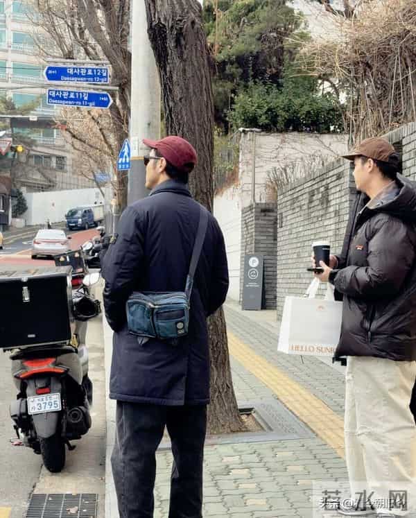 42岁阮经天和弟弟现身韩国首尔逛街购物,兄弟俩的身材很高挑。