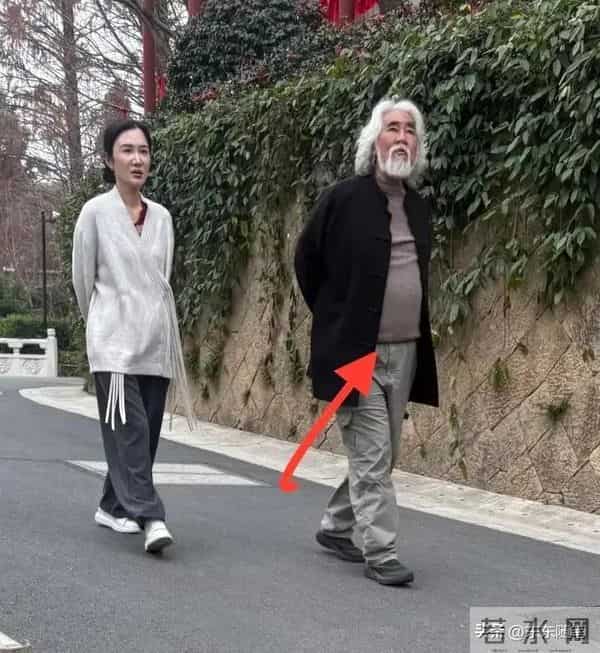 74岁张纪中逛径山寺，挺大肚依然白须白发，43岁杜星霖干瘪苍老