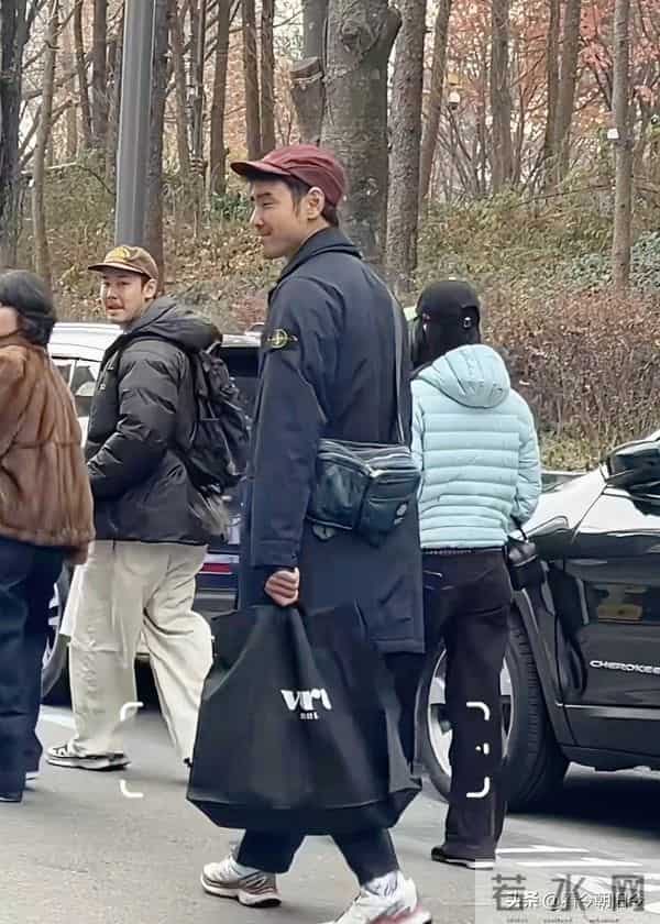 42岁阮经天和弟弟现身韩国首尔逛街购物,兄弟俩的身材很高挑。