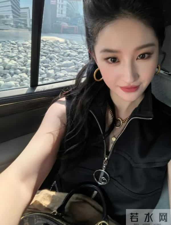 刘亦菲现身阿联酋，离开美颜滤镜，真实状态曝光，两条腿尤为吸睛