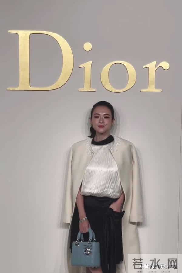 章子怡出席北京Dior之家开幕,穿米色长款外套,压轴出场大气漂亮