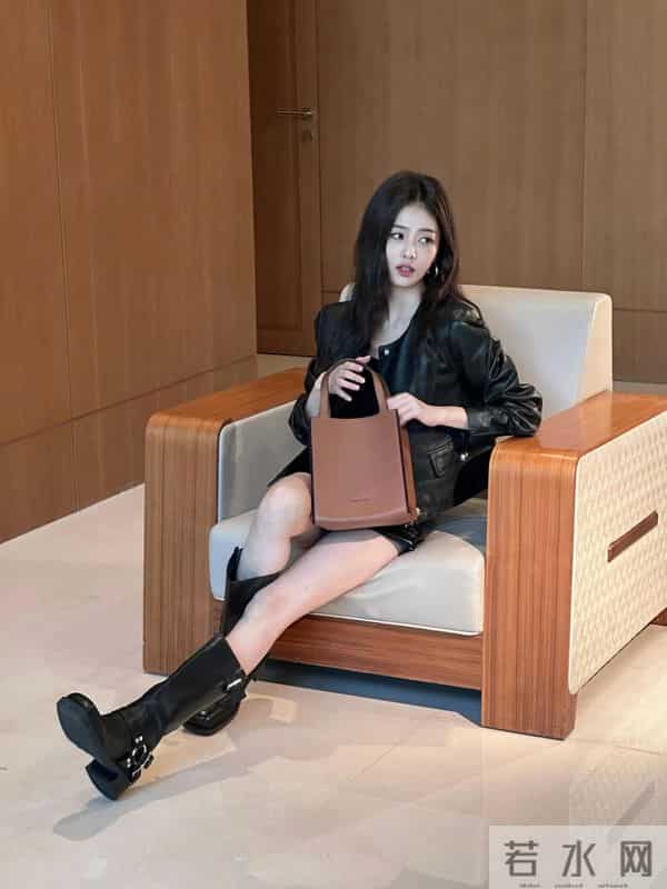 白鹿喜欢穿超薄肉色丝袜