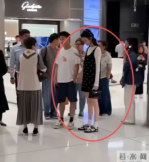 65岁梁安琪带奚梦瑶逛奢店,不敢上扶梯想走没成功,何猷君显尴尬