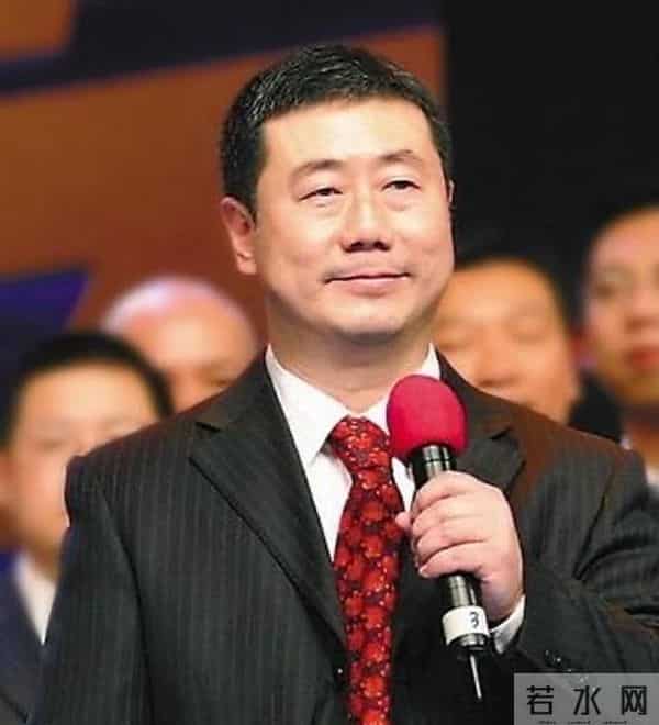 前央视主持方宏进现状：定居香港，63岁满脸沧桑，摇身一变成商人