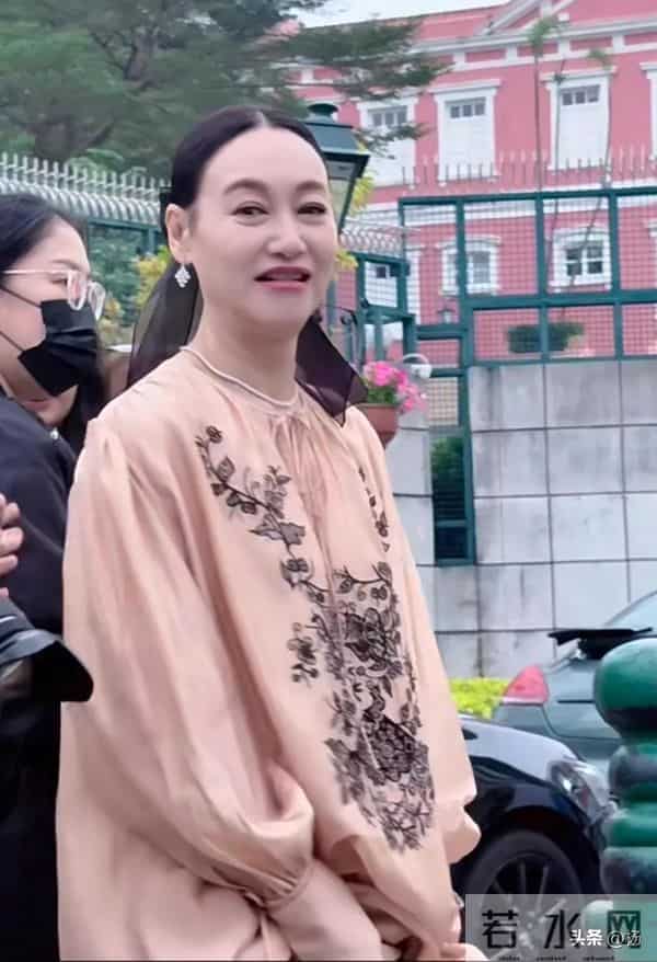 65岁惠英红澳门被偶遇，新中式连衣裙精美华丽，整体造型一言难尽