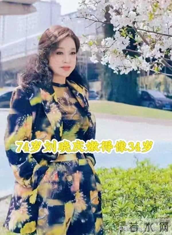 刘晓庆换新发型美到认不出，配上花西装，74岁嫩得像34岁