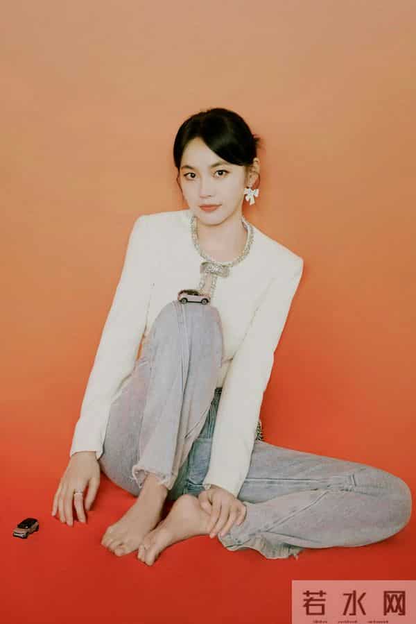 张佳宁 美腿光脚丫玉足写真，脚上的红色美甲更是漂亮