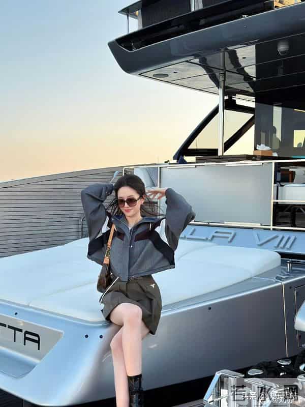 美爆了!刘亦菲旅游游艇新照 身穿LV系列高调奢华 减肥成功重返巅峰