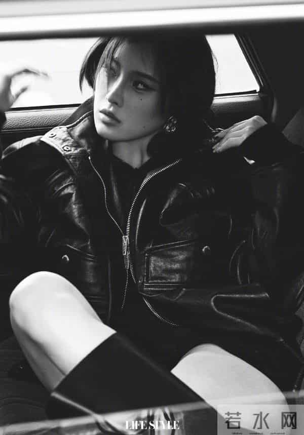 吴艳妮12月份封面写真，脚踩高跟长筒靴帅爆了