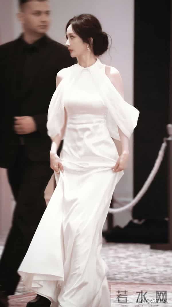 杨幂一袭白裙惊艳亮相澳门，盘发造型好温柔，粉丝快被迷晕了