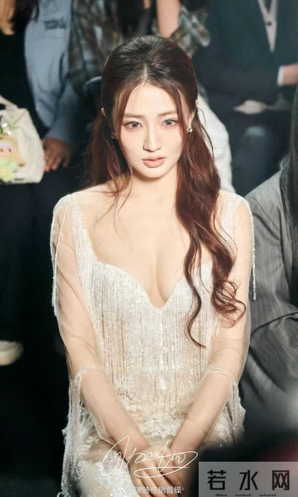 方脸婴儿肥，徐璐到底算不算美人？看她和外国人合照，孙俪说对了