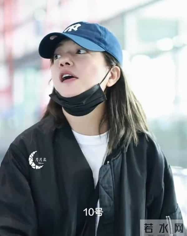 封杀4年后，赵薇带3个助理现身北京机场，脸小一圈引猜测：想复出