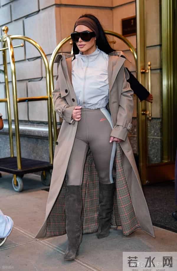 金-卡戴珊现身街头,身穿风衣搭配麂皮靴紧身裤时髦复古