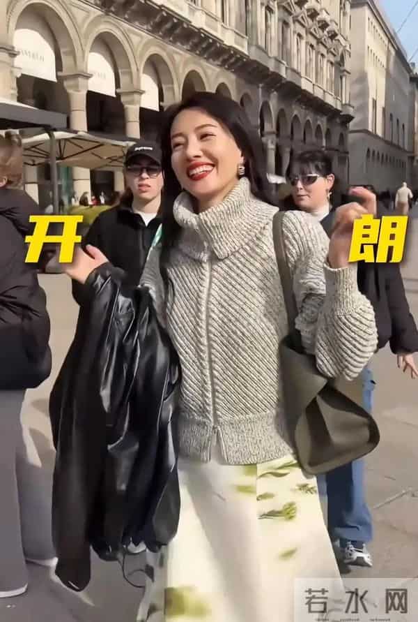 46岁高圆圆现身米兰街头,在没人认识的街头拍照松弛开心得像小孩