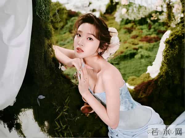 唐艺昕蓝裙高开叉，露肩露背秀雪肤，腰臀比直接封神！