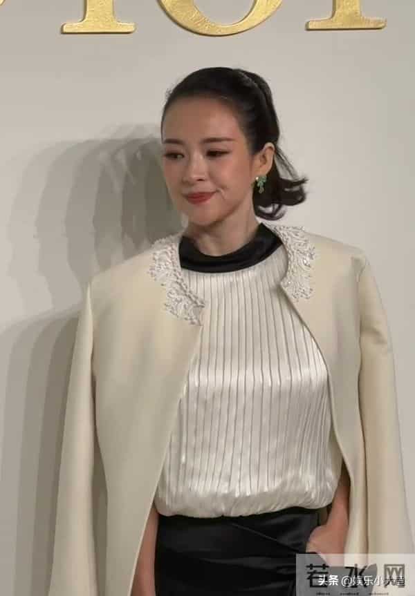 章子怡出席北京Dior之家开幕,穿米色长款外套,压轴出场大气漂亮