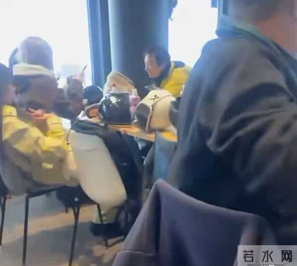 37岁王思聪滑雪，五位美女同行，个个如花似玉，越活越年轻