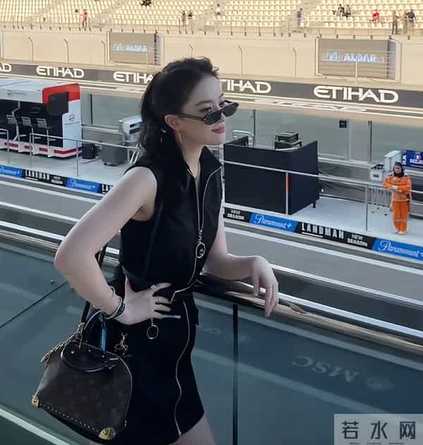 刘亦菲现身阿联酋，离开美颜滤镜，真实状态曝光，两条腿尤为吸睛