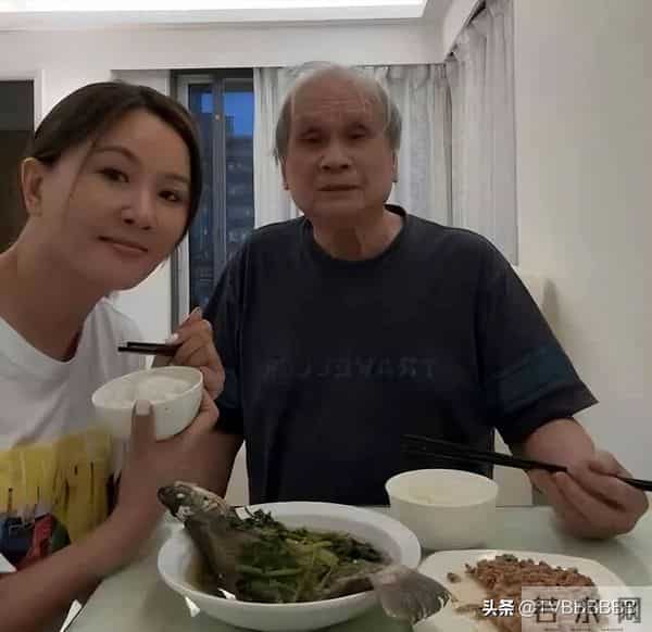 移居返港照顾丧妻老父!54岁女星爆父女习惯不合:一个菜要吃3天
