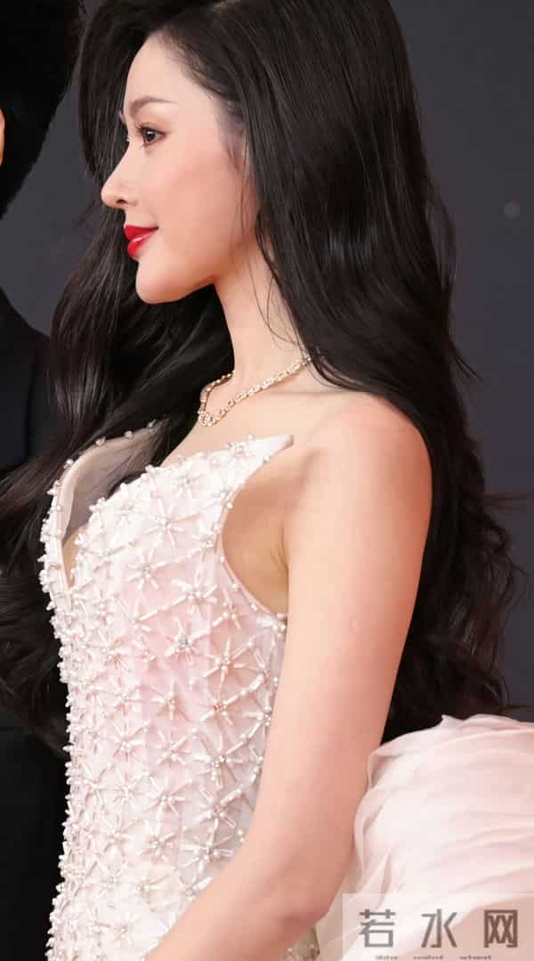 张天爱 星芒绣+深V柔纱裙,优雅美艳且清秀!