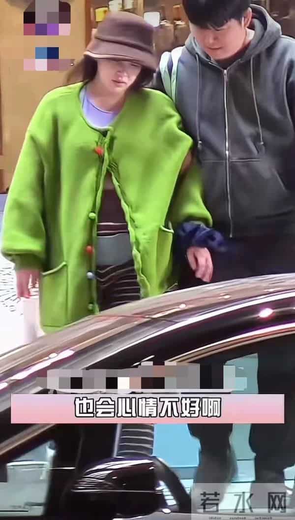 37岁阚清子孕后期 素颜白皙有光泽 老公挽着她的胳膊走路太恩爱
