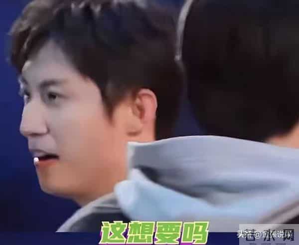 关系藏不住了？黄景瑜被曝有"新恋情"，金晨把腿放到他腿上！