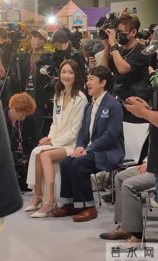 45岁王祖蓝和老婆现身香港，李亚男身材高挑美腿修长，打扮时尚！