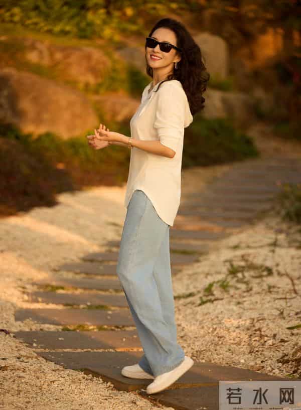 46岁章子怡近照太绝了,高马尾减龄又俏皮,状态逆生长美到失语
