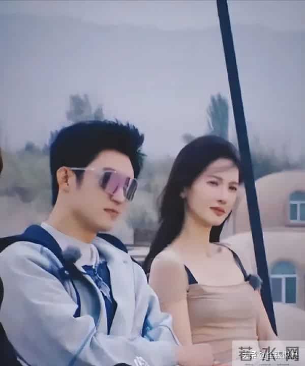 关系藏不住了？黄景瑜被曝有"新恋情"，金晨把腿放到他腿上！