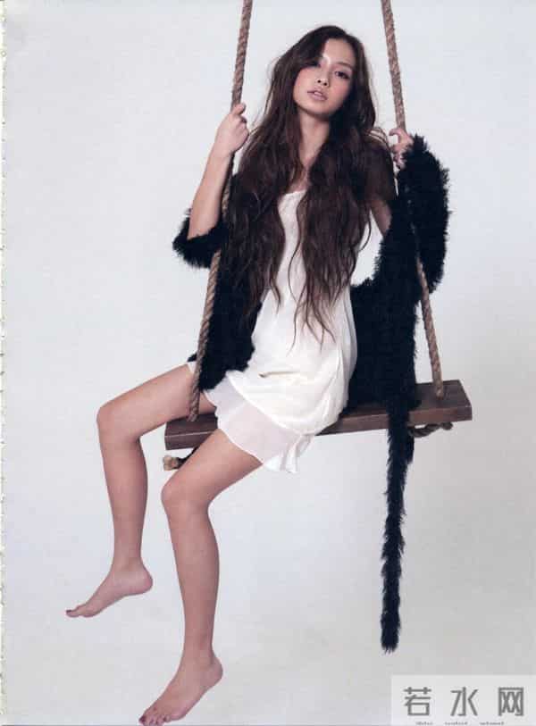 Angelababy纯欲氛围感拉满,美腿线条惊艳