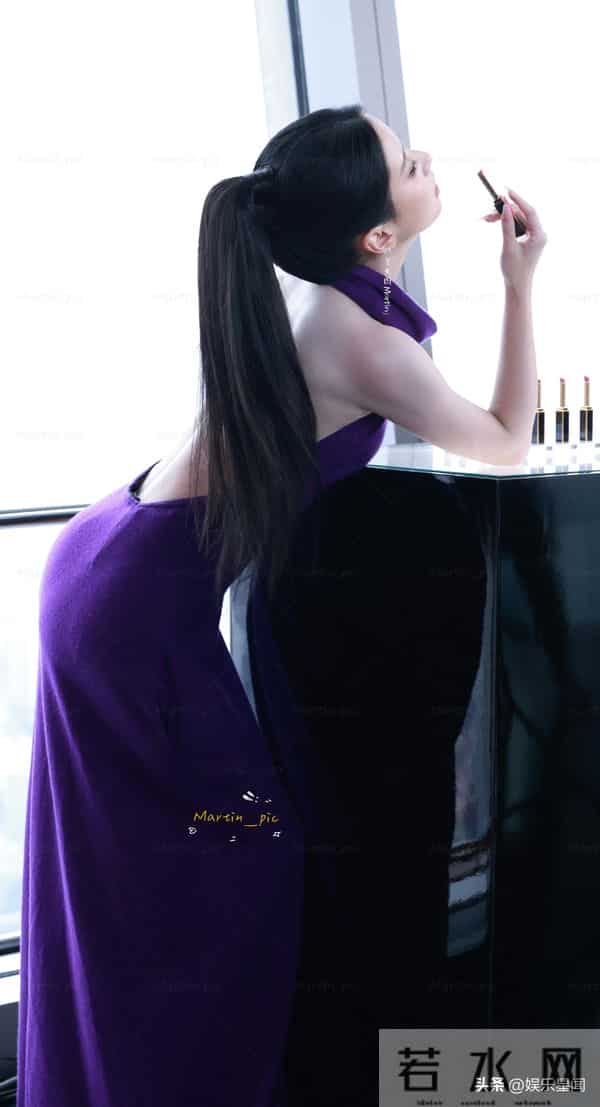 包上恩 挂脖露背紫裙造型亮相，背部线条流畅有力，不拔罐可惜了！