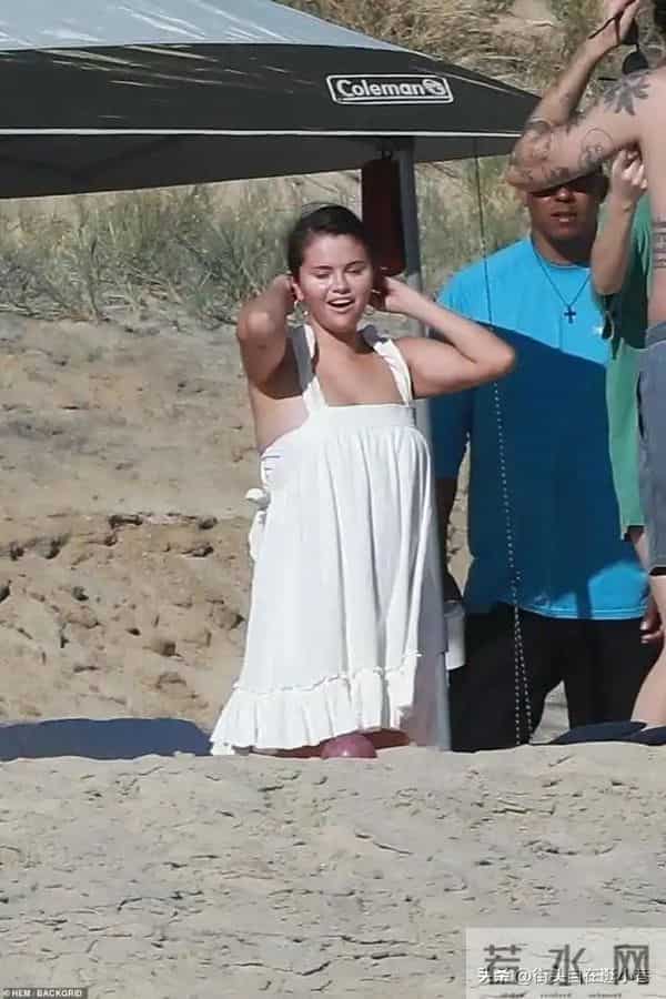 30岁赛琳娜发福明显，与妮可拉同行，大布对爱妻呵护备至