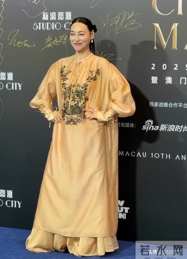 上海这一夜，搔首弄姿的彭小苒，被26岁王楚然秒了：妆再浓也白搭