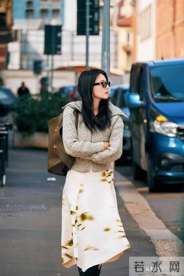 46岁高圆圆米兰街头放飞!没人认出素颜狂拍，生图状态看呆路人