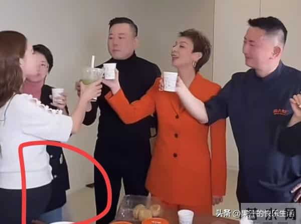 筱梅6点半陪箖玥吃早餐 挺孕肚参加公司活动！得到麻六记高层认可