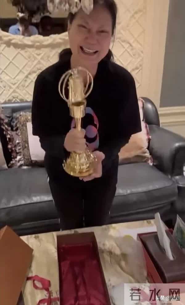 汪小菲搞麻六记五周年庆,小S送S妈礼物,大S遗像意外曝光