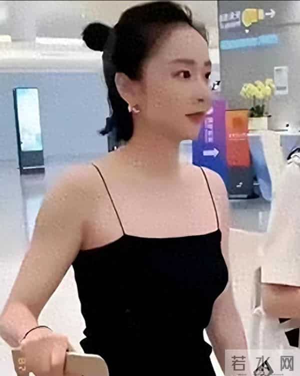 惊了！高叶机场造型太敢穿，黑吊带配花裤“大嫂”范直接溢出屏幕
