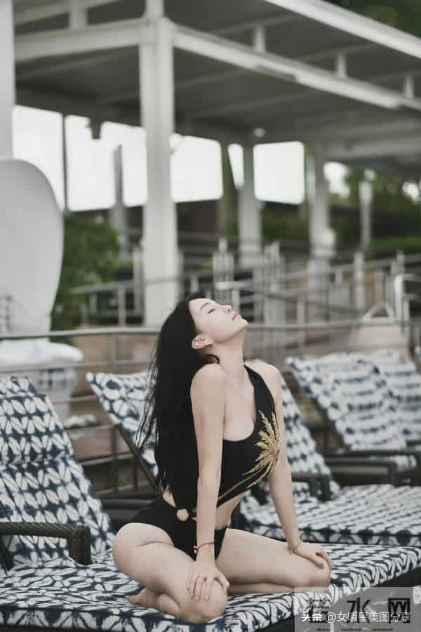 母其弥雅，黑色泳装，秀大长腿