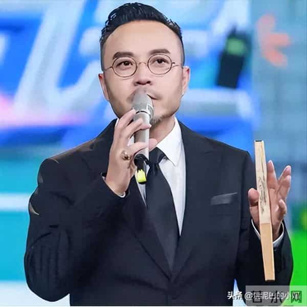 51岁汪涵现状-常年居住在长沙,穿人字拖嚼槟榔,大烟斗不离身