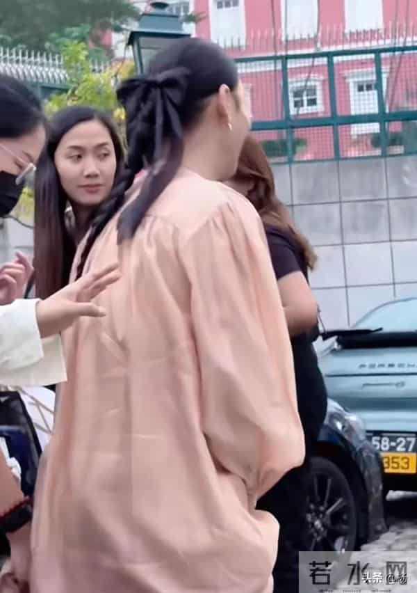 65岁惠英红澳门被偶遇，新中式连衣裙精美华丽，整体造型一言难尽