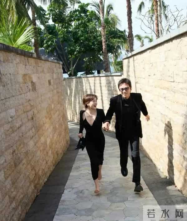 46岁邓超给足了孙俪情绪价值，她光脚奔跑的样子印证了婚姻的美满