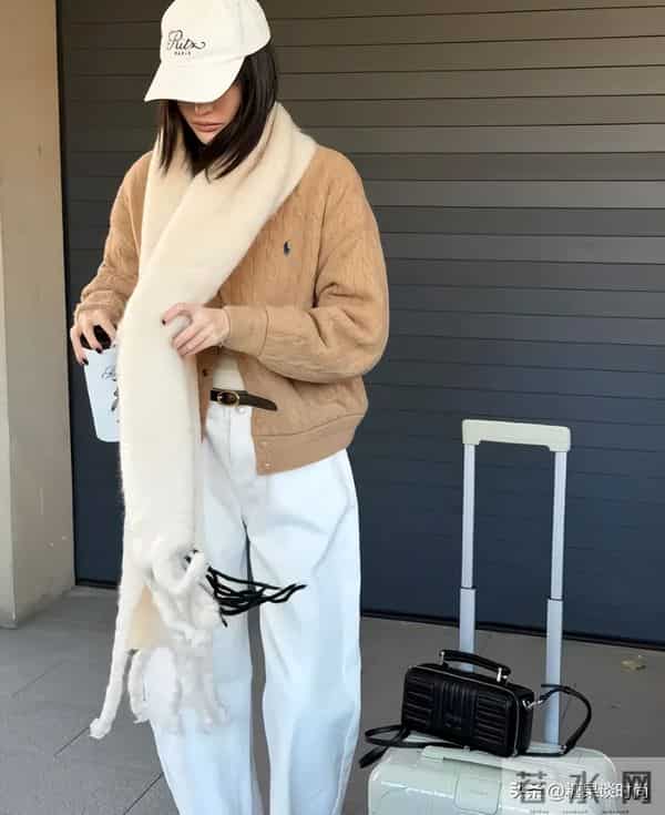 36岁何穗,驼色毛绒短外套 + 白色阔腿裤,浅色系穿搭显年轻随性