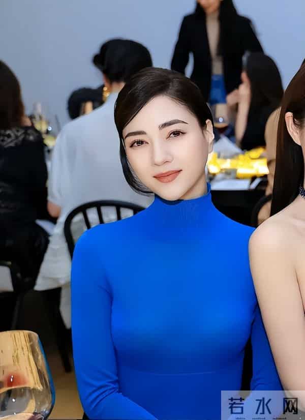 北京酒会“见光死”，高清镜头暴露真实颜值，吉娜“假胸”太尴尬