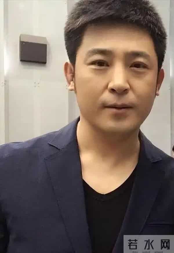 明着吃软饭?多次上春晚竟然全是老婆的功劳,结婚多年被拿捏死