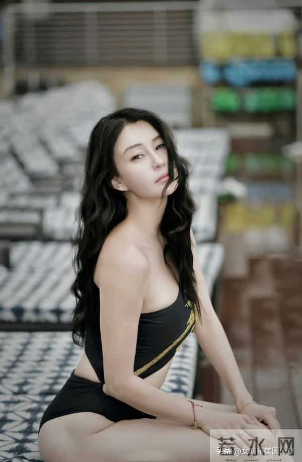 母其弥雅，黑色泳装，秀大长腿