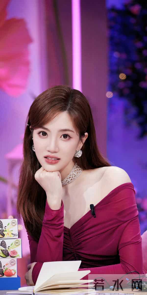 内娱腿精天花板！张纯烨175cm漫画腿杀疯了，15年自律细节藏不住