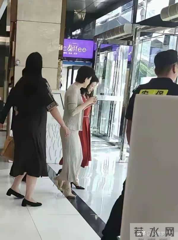 著名主持人，才貌双全，如今57岁，状态身材依然这么好