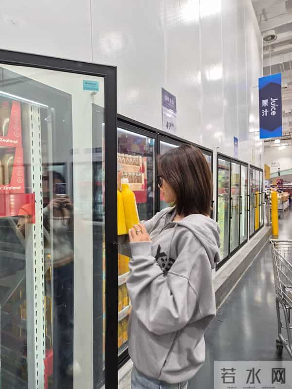 吴艳妮分享松弛生活，灰卫衣搭牛仔裤逛山姆，短发造型尽显灵动美