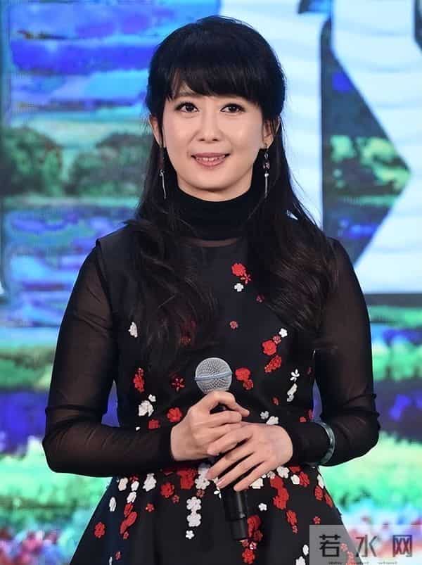 孟庭苇现状:风韵犹存容颜不改,56岁单身潇洒,儿子18岁长得超帅