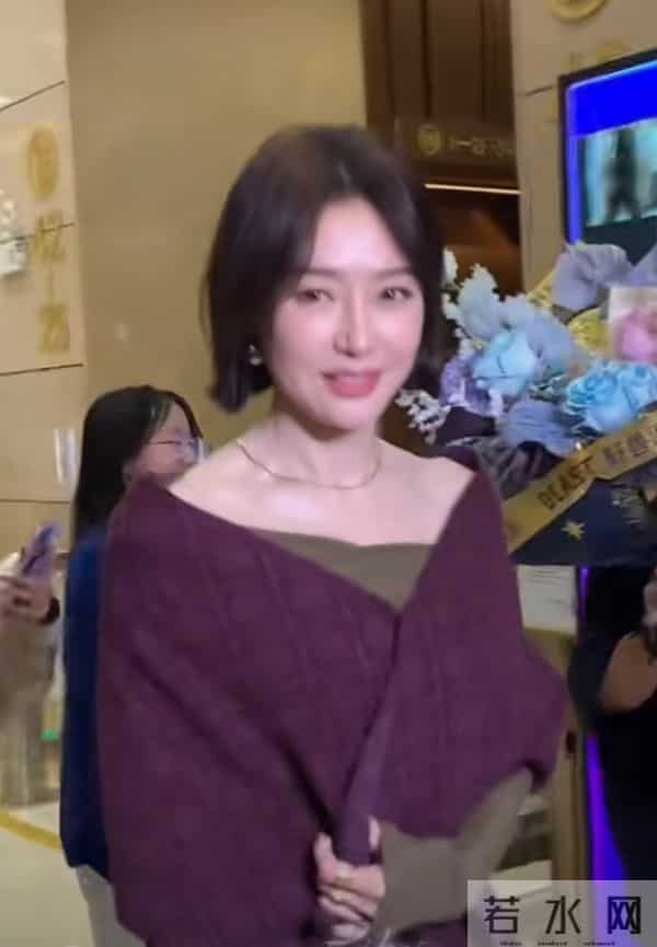 秦岚抵达广州出席活动，墨绿长裙搭酒红披巾，短发超有韵味